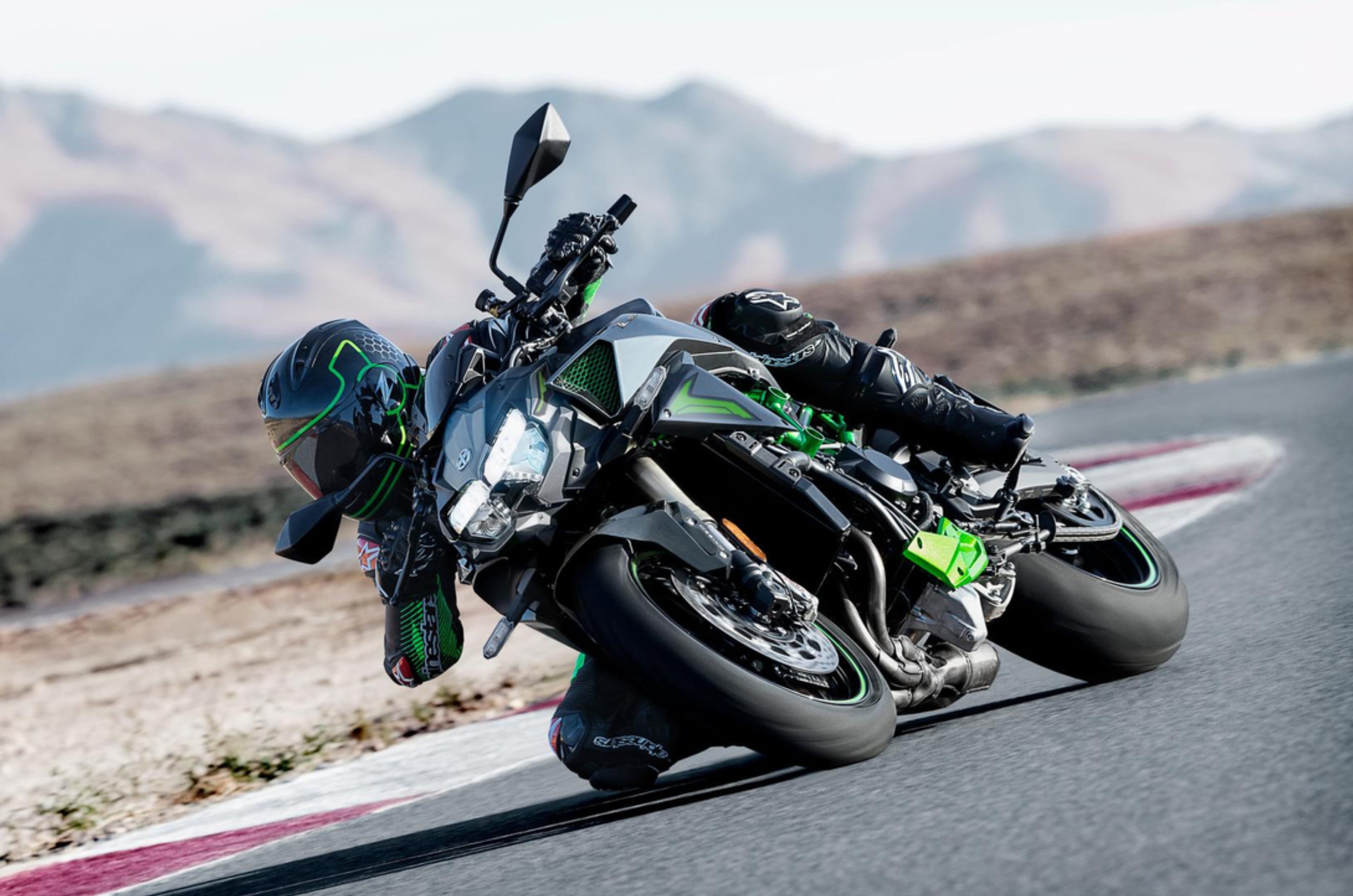 The biggest difference is the Showa Skyhook electronic suspension on the SE